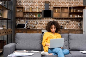 Une femme travaillant à domicile en période de quarantaine