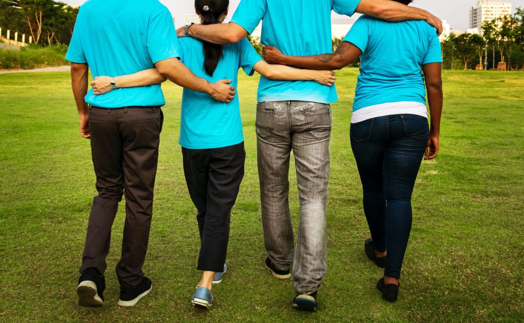 adults-cooperation-diverse-1282267 (1) Teamzusammenhalt im Unternehmen