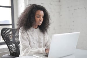 photo-of-woman-using-laptop-3891135 remote