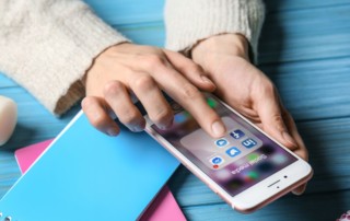 Pessoa com aplicativos de celular, vendo o linkedin