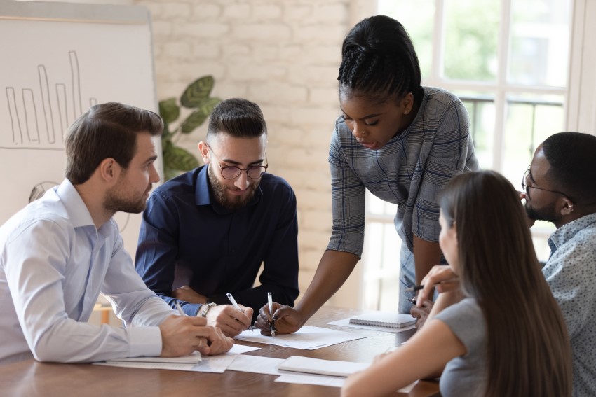 Gerente de Desarrollo y Aprendizaje (L&D) evaluando las necesidades de formación junto a su equipo para reforzar el aprendizaje de idiomas y el business coaching. 