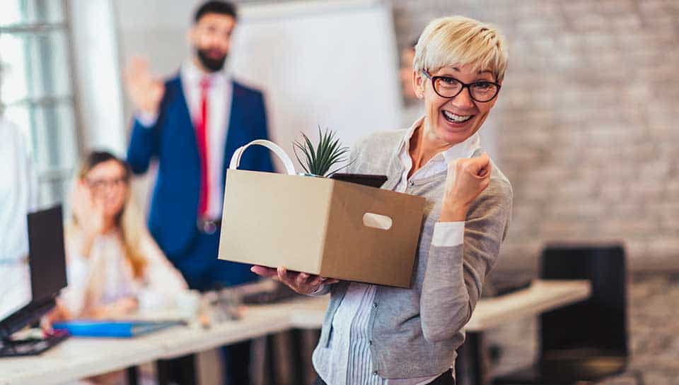 dipendente donna felice che lascia il posto di lavoro