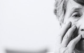 donna anziana che è triste