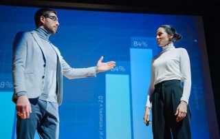 uomo e donna su un palco