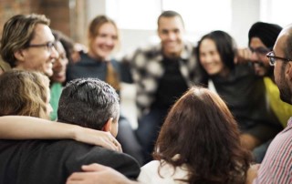 gruppo di colleghi molto affiatati che si abbracciano