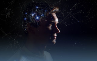 foto di un uomo di profilo con elementi virtuali che circondano la testa