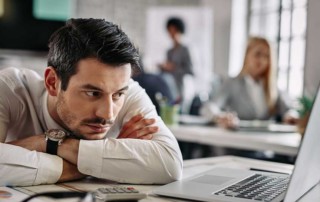 ragazzo esausto davanti al pc