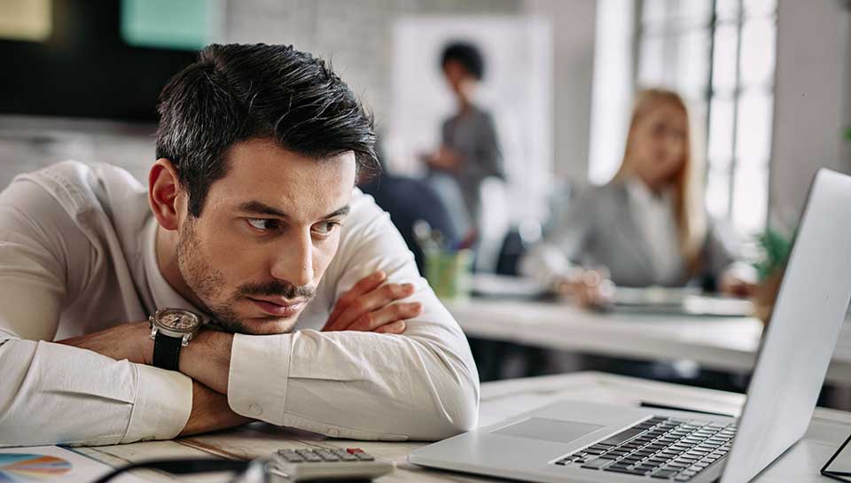 ragazzo esausto davanti al pc