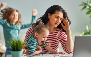 mamma che combatte contro il burnout