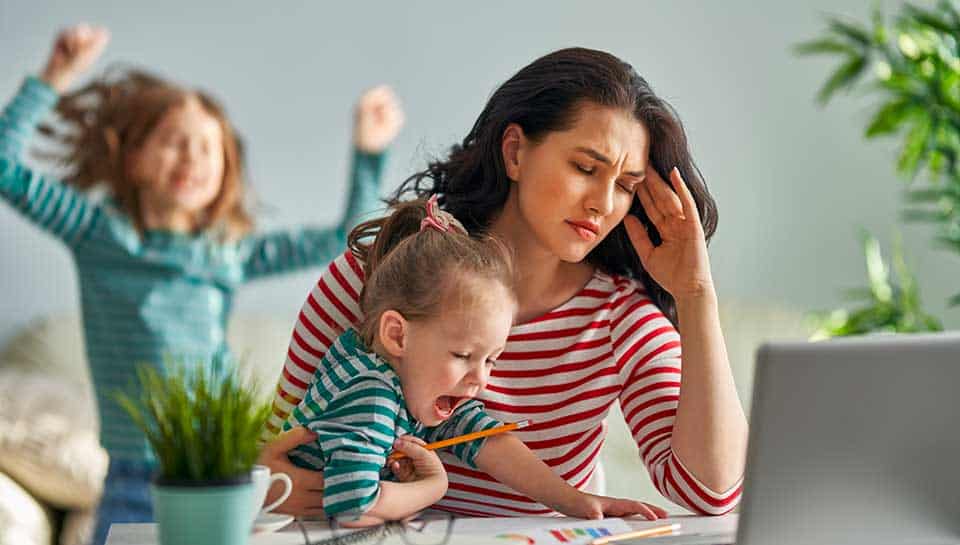 mamma che combatte contro il burnout