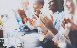 gruppo di persone eterogenee che applaudono