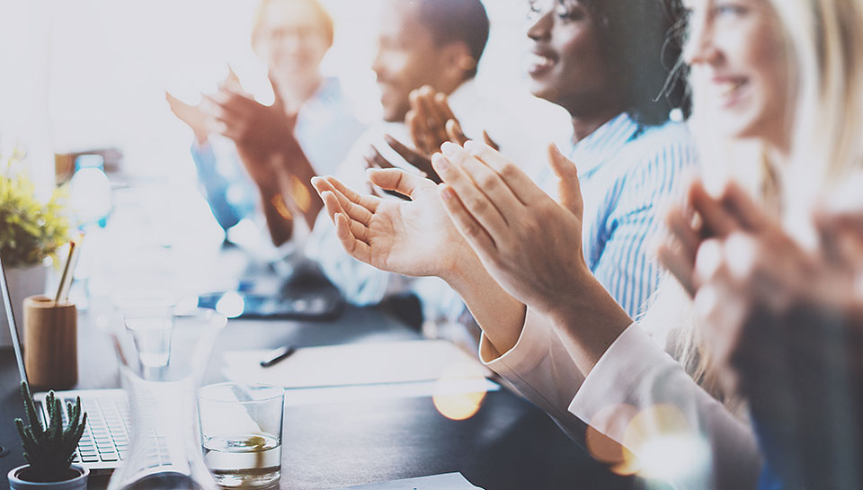 gruppo di persone eterogenee che applaudono