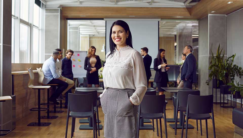 business coach davanti agli studenti