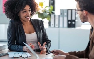 ragazza che fa del business coaching a un ragazzo