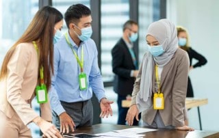 gruppo intervulturale che lavora assieme con le mascherine