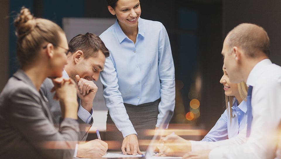 business coach che insegna a un gruppo di persone