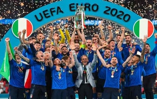 italia alza la coppa europea per nazionali