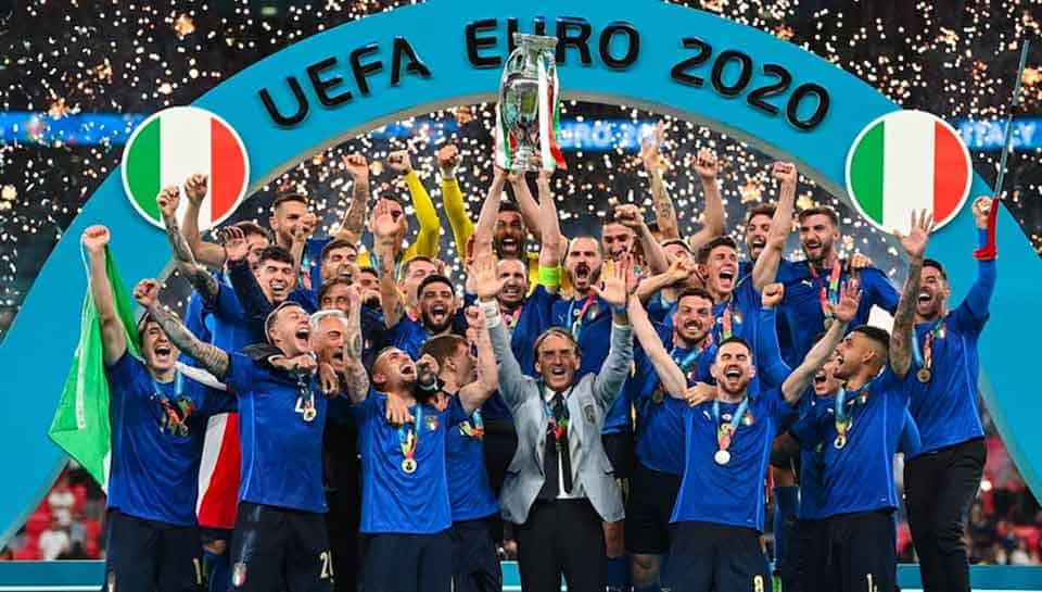 italia alza la coppa europea per nazionali