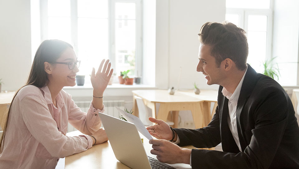 candidato che racconta la propria esperienza alla manager