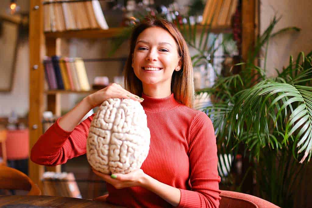 ragazza che mostra un cervello