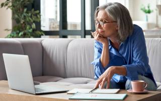 insegnante che spiega il coaching digitale