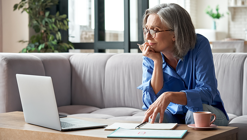 insegnante che spiega il coaching digitale
