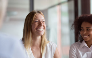 ragazza che sta parlando e sembra molto felice