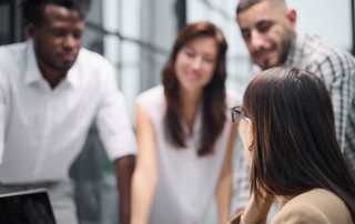 ragazza leader che si confronta con altri colleghi