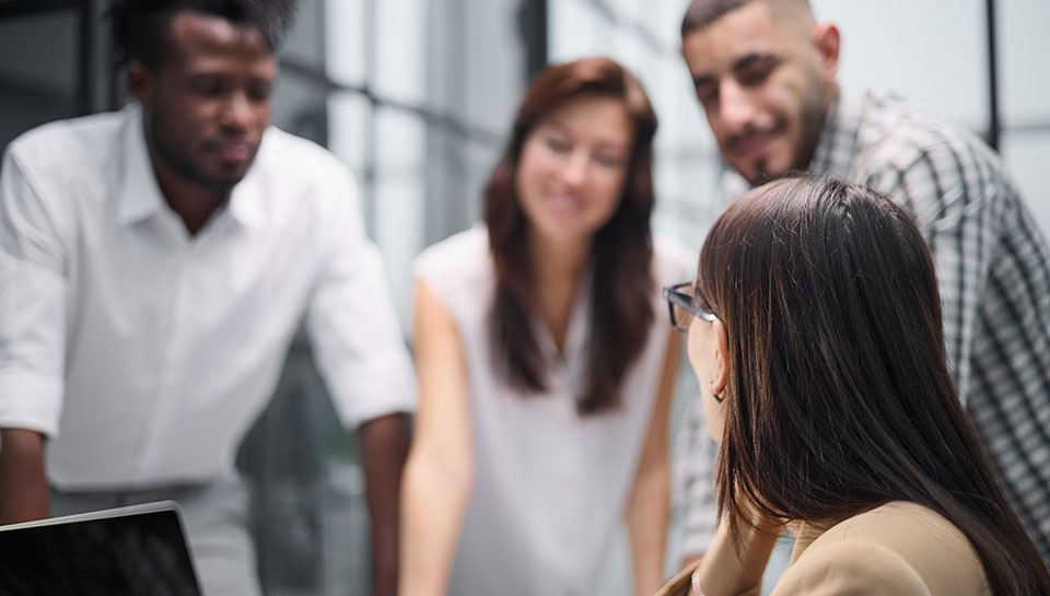 ragazza leader che si confronta con altri colleghi