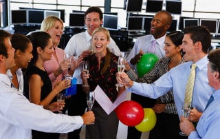 colleghi che celebrano un dipendente che abbandona l'azienza