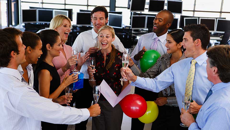 colleghi che celebrano un dipendente che abbandona l'azienza