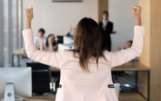 ragazze che esulta perchè se ne va dall'azienda