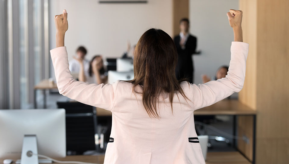 ragazze che esulta perchè se ne va dall'azienda