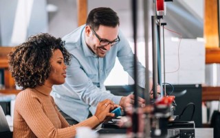 ragazza mulatta che è al computer a lavorare