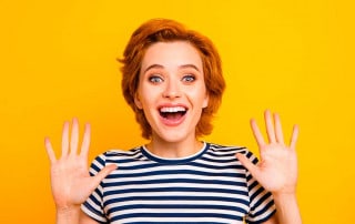 ragazza sorpresa con le mani in alto