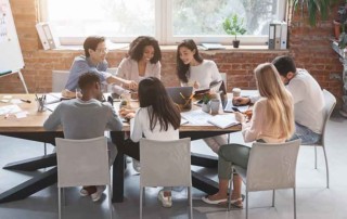 gruppo di lavoro eterogeneo attorno a un tavolo