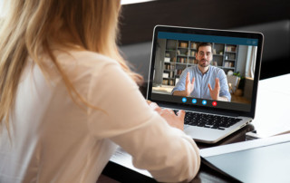 dipendente che sta apprendendo tramite un digital coach su business