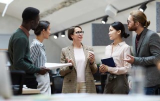 gruppo di colleghi eterogenei che discutono di un progetto