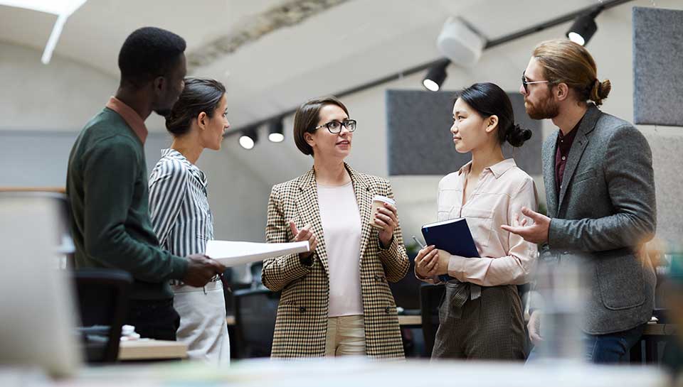 gruppo di colleghi eterogenei che discutono di un progetto