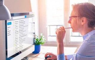 donna davanti al computer che manda le mail