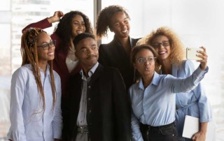 dipendente ingaggiati che si fanno selfie