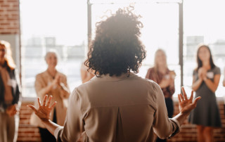 ragazza di spalle che sta parlando ad altre ragazze sullo sfondo