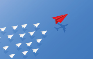 aeroplano rosso di carta che fa da guida ad altri aeroplanini
