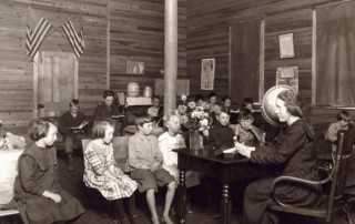 foto in bianco e nero di un gruppo di studenti giovani in una vecchia scuola americana