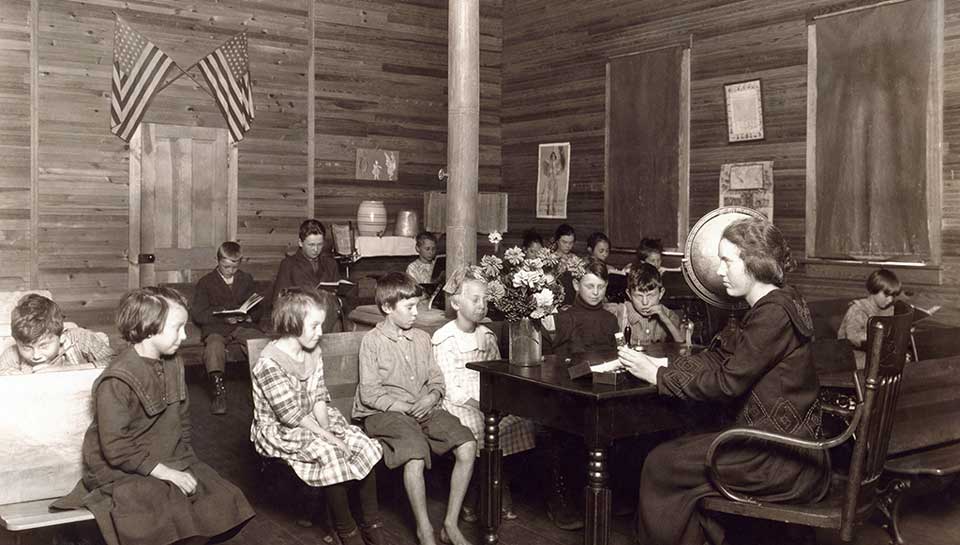 foto in bianco e nero di un gruppo di studenti giovani in una vecchia scuola americana