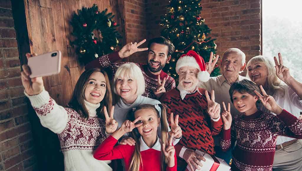 famiglia felice che si fa un selfie per natale