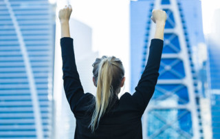 ragazza che è felice davanti a palazzi grande di uffici