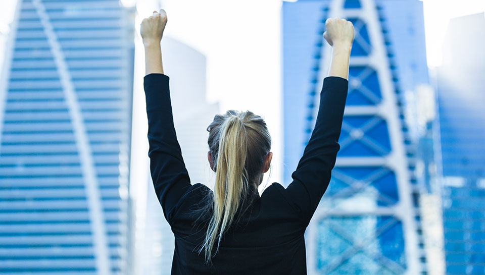 ragazza che è felice davanti a palazzi grande di uffici