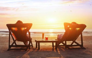 due persone che si godono il mare