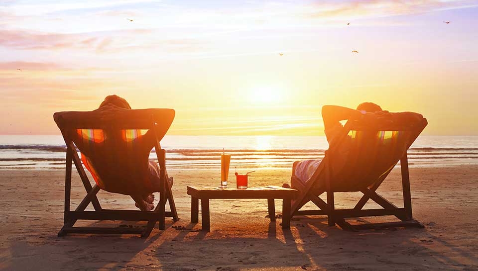 due persone che si godono il mare